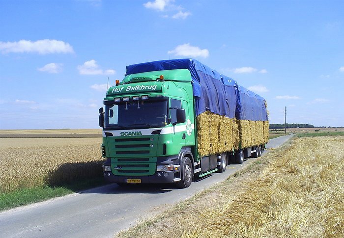 Scania R440 met grote balen in Frankrijk