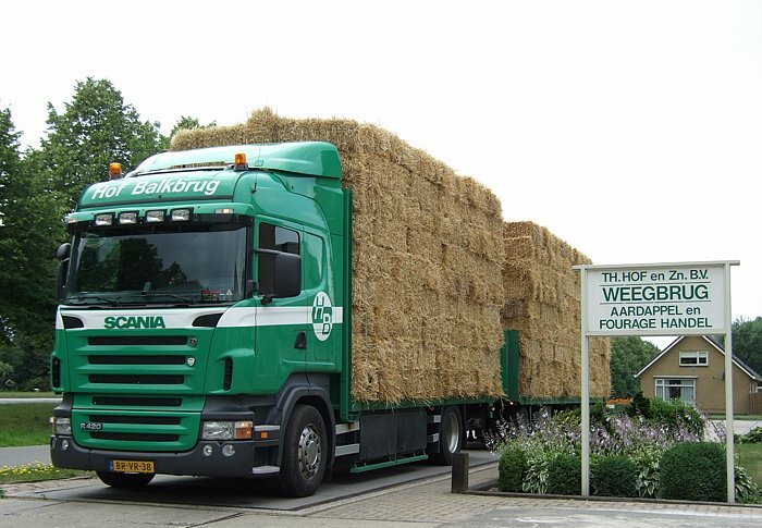 Scania R440 met pickup-balen op de weegbrug