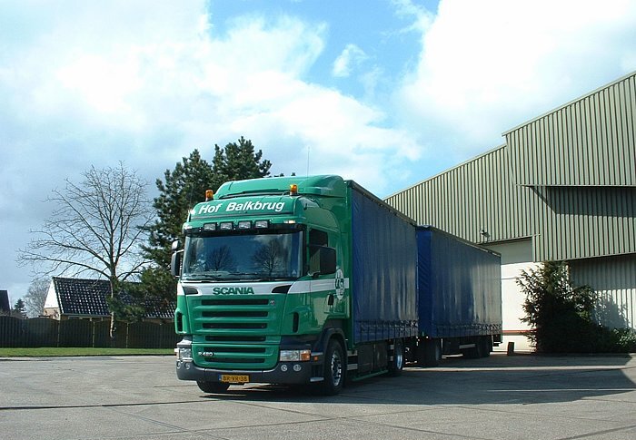 Scania R440 met taut-opbouw