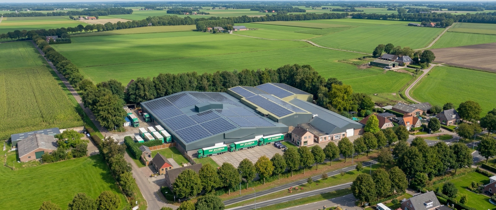 Bedrijfsterrein van Hof Balkbrug met opslagloodsen en transport aan de Zwolseweg in Balkbrug