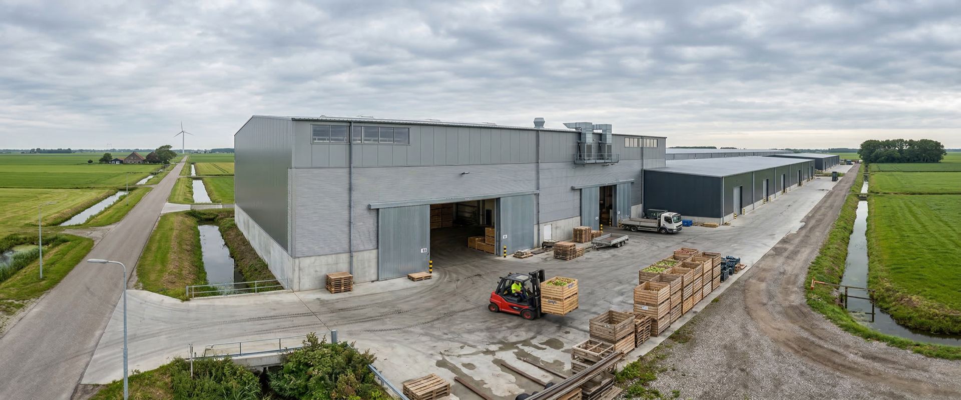 Moderne opslagloods van Hof Balkbrug met mechanisch gekoelde cellen voor aardappelen