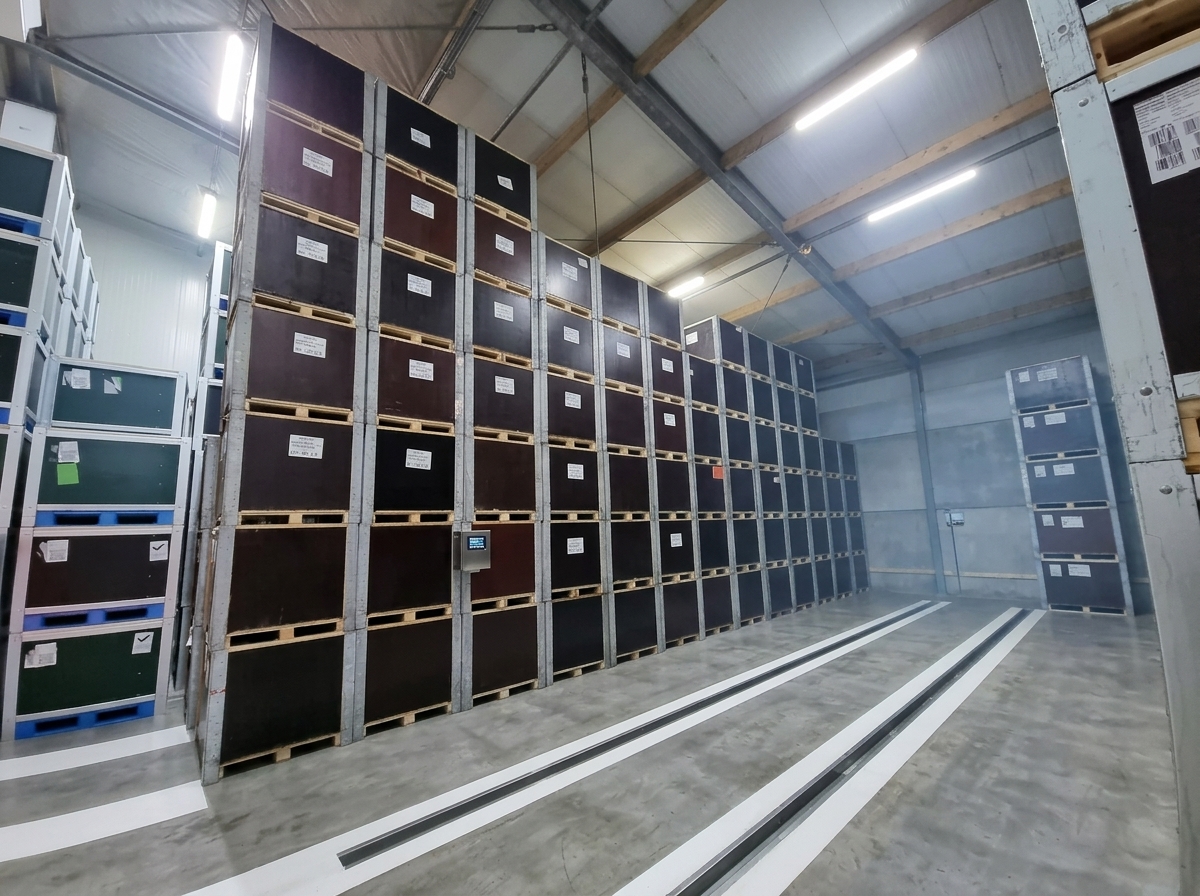 Vormkisten met foliekaas opgeslagen bij gecontroleerde temperatuur in de koelcellen