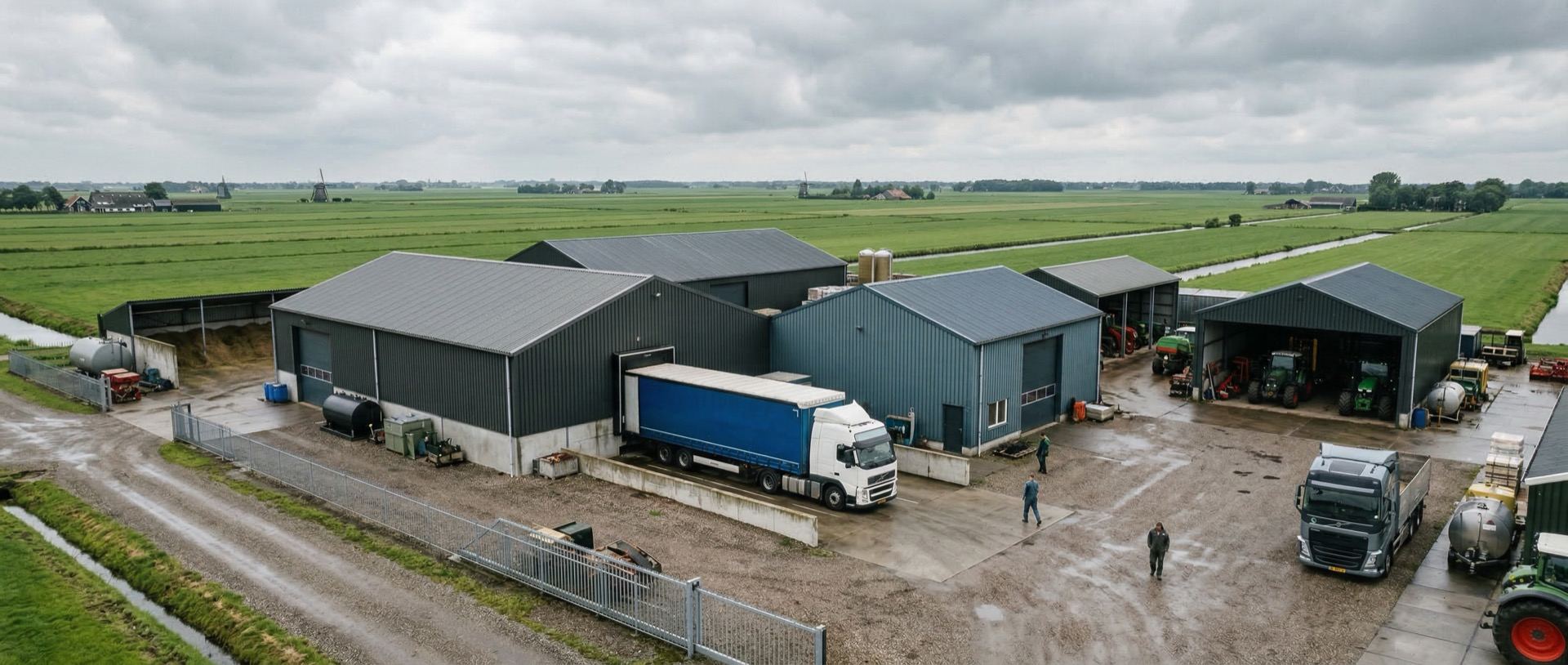 Bedrijfsterrein van Hof Balkbrug met opslagloodsen en transport aan de Zwolseweg in Balkbrug
