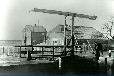 Historisch beeld van de brug bij Balkbrug met het oude bedrijfspand