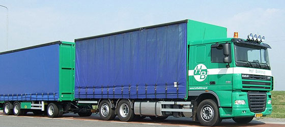 Vrachtwagen Hof Balkbrug op de weg