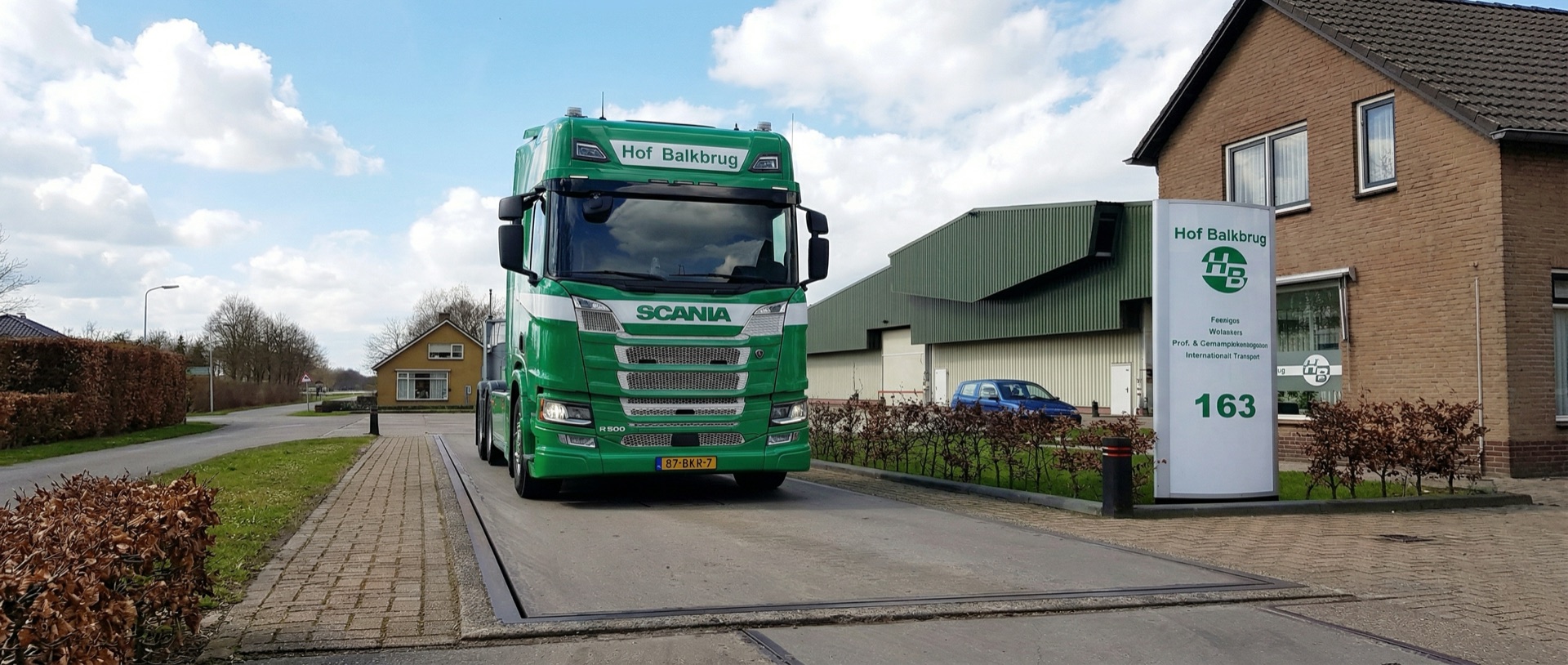 Openbare weegbrug van Hof Balkbrug in Balkbrug met vrachtwagen op het weegplatform