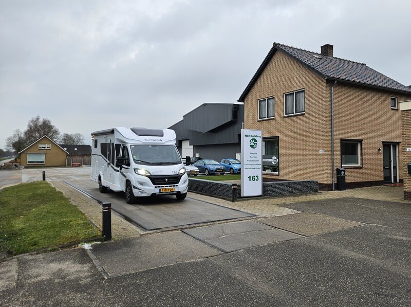 Caravan wordt gewogen op de openbare weegbrug bij Hof Balkbrug